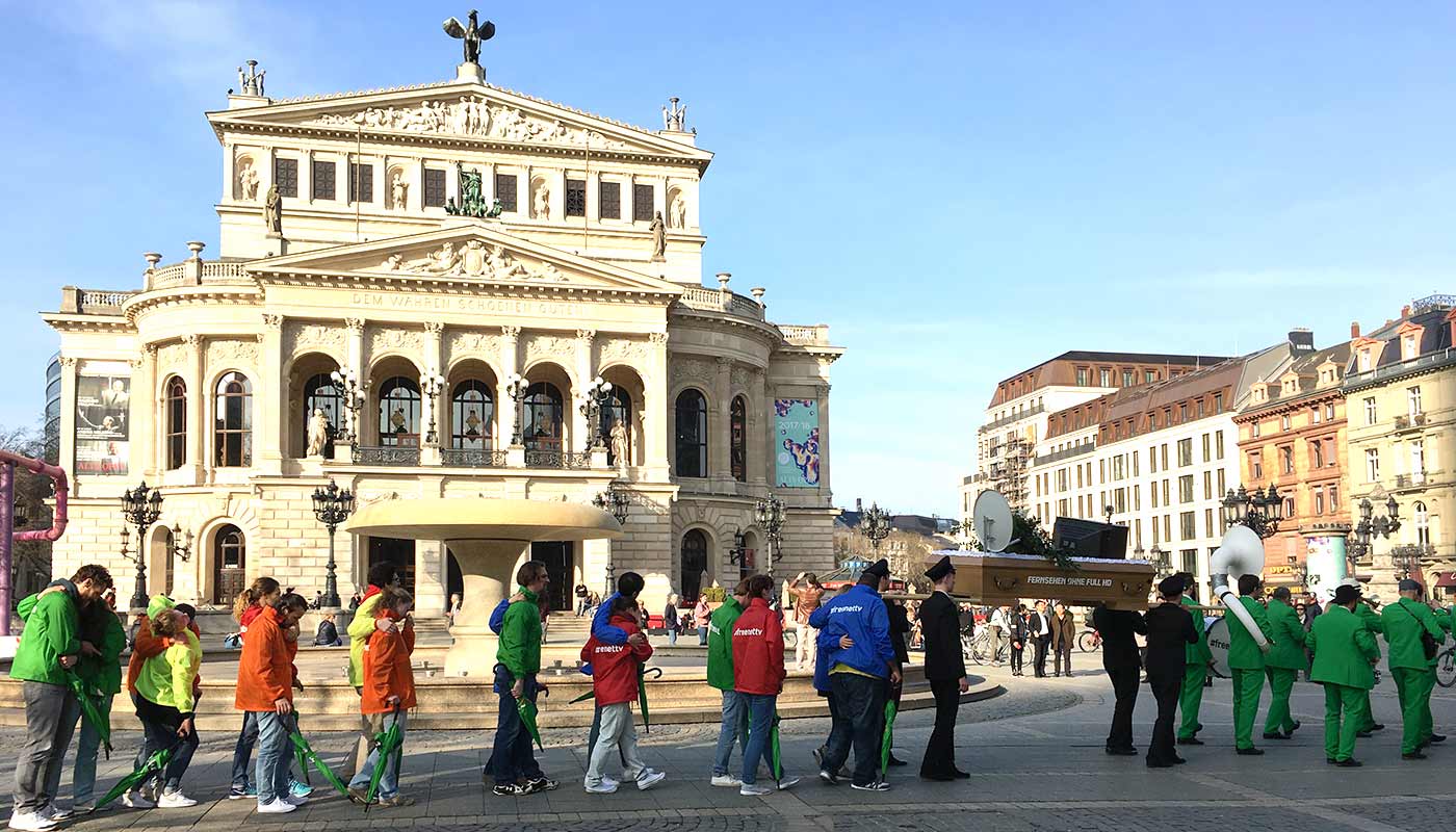 dancevertise Guerilla-Aktion All-About-Abmbient freenet-TV Frankfurt-Alte-Oper