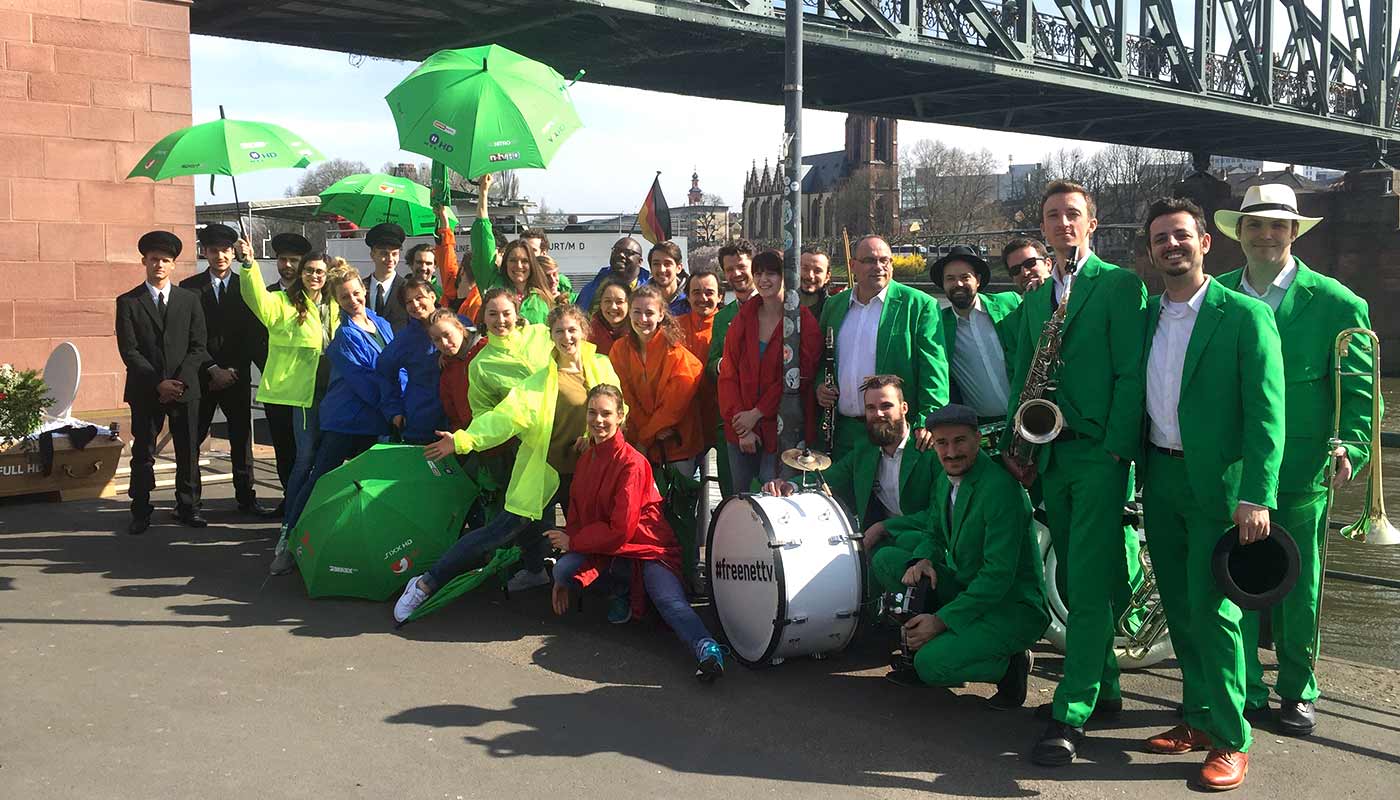 dancevertise Guerilla-Aktion All-About-Abmbient freenet-TV Frankfurt_Eiserner-Steg